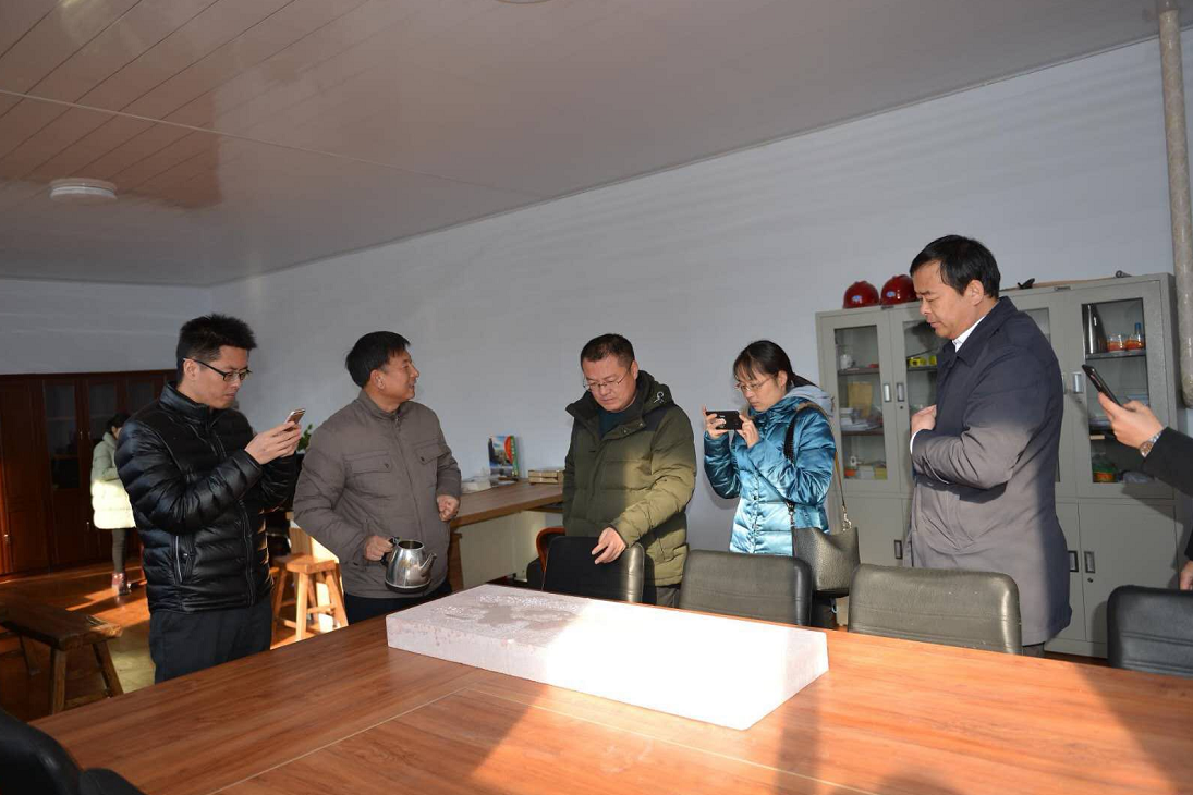 對(duì)參觀人員進(jìn)行保溫板防水演示